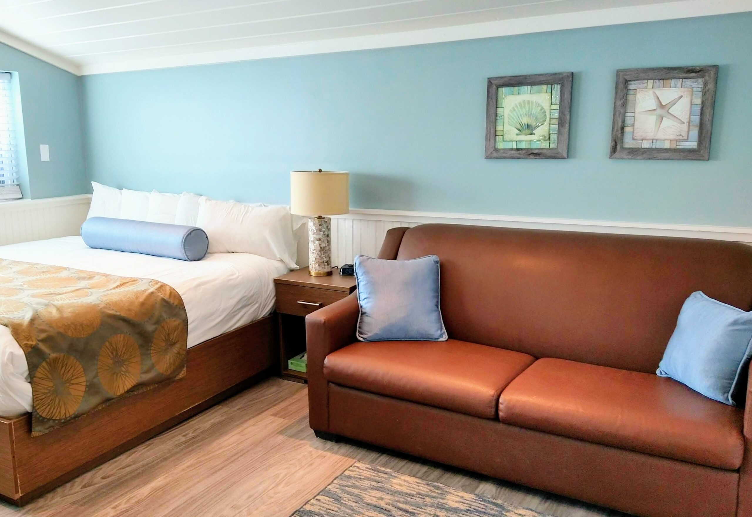 Beachcomber Cottage has a King bed and two Queen beds.